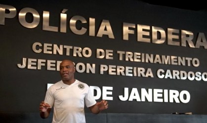 Anderson Silva dá treinamento a policiais federais, no Rio de Janeiro