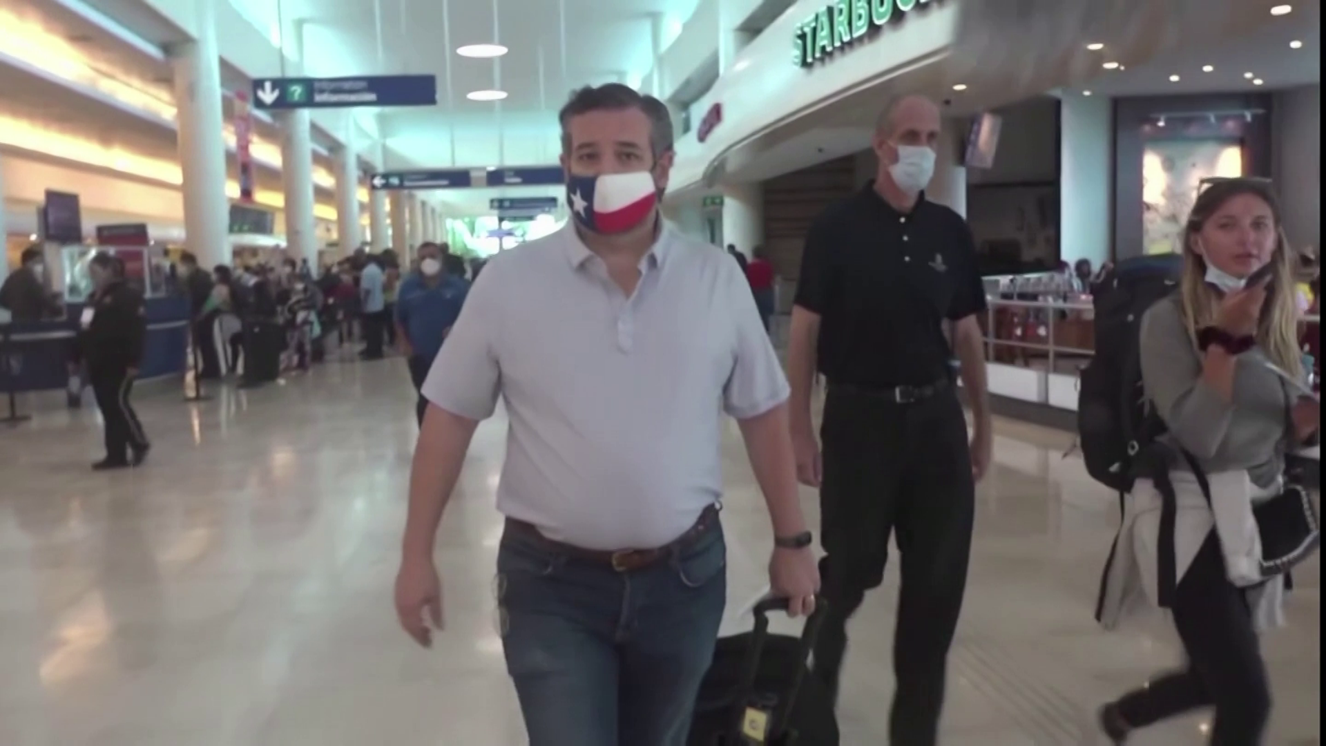 O senador Ted Cruz no aeroporto de Cancún, no México, antes de volta ao Texas