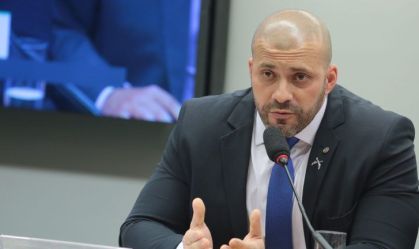 Com alegação de pagamento de fiança, Moraes pode rever prisão de Daniel Silveira