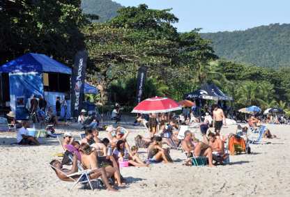 Praia cheia em São Sebastião mesmo com quarentena