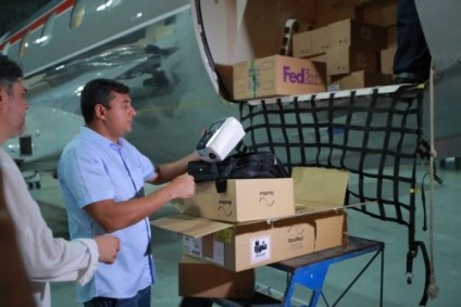 Governador Wilson Lima recebe carga de respiradores em aeroporto de Manaus
