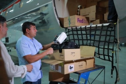 Governador Wilson Lima recebe carga de respiradores em aeroporto de Manaus