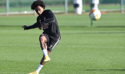 Willian é alvo de ofensas racistas online