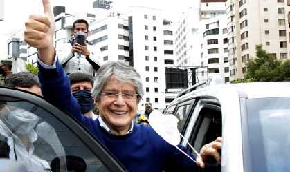 O candidato presidencial do Equador, Guillermo Lasso, acena para seus apoiadores