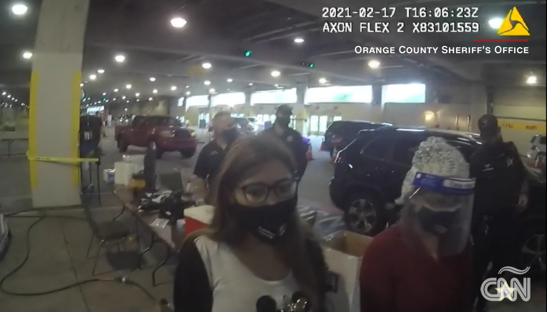 Mulheres se disfarçaram de idosas para conseguir vacina no condado de Orange, na