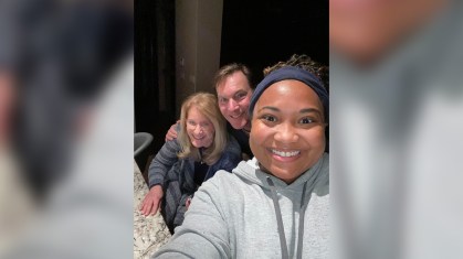 A entregadora Chelsea Timmons ao lado de Nina Richardson e Doug Condon