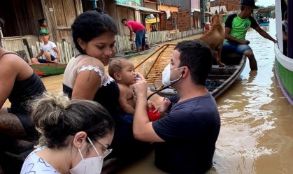 Em meio a enchentes, médico do Acre atende pacientes dentro da água