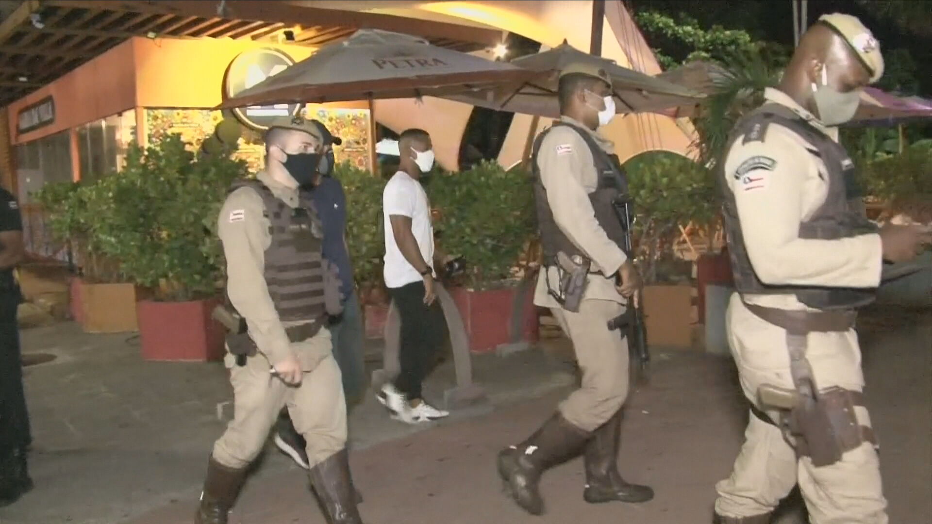 Pessoas descumprem toque de recolher na Bahia na primeira noite da medida 