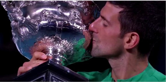 Novak Djokovic beijando a taça do Aberto da Austrália