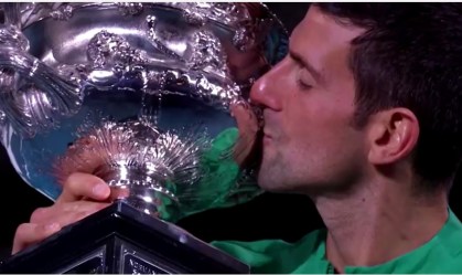 Novak Djokovic beijando a taça do Aberto da Austrália