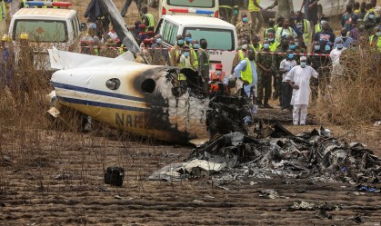 Avião da Força Aérea Nigeriana cai perto do aeroporto de Abuja e deixa 7 mortos