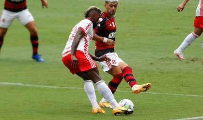 Flamengo vence Internacional de virada e fica perto do bicampeonato brasileiro