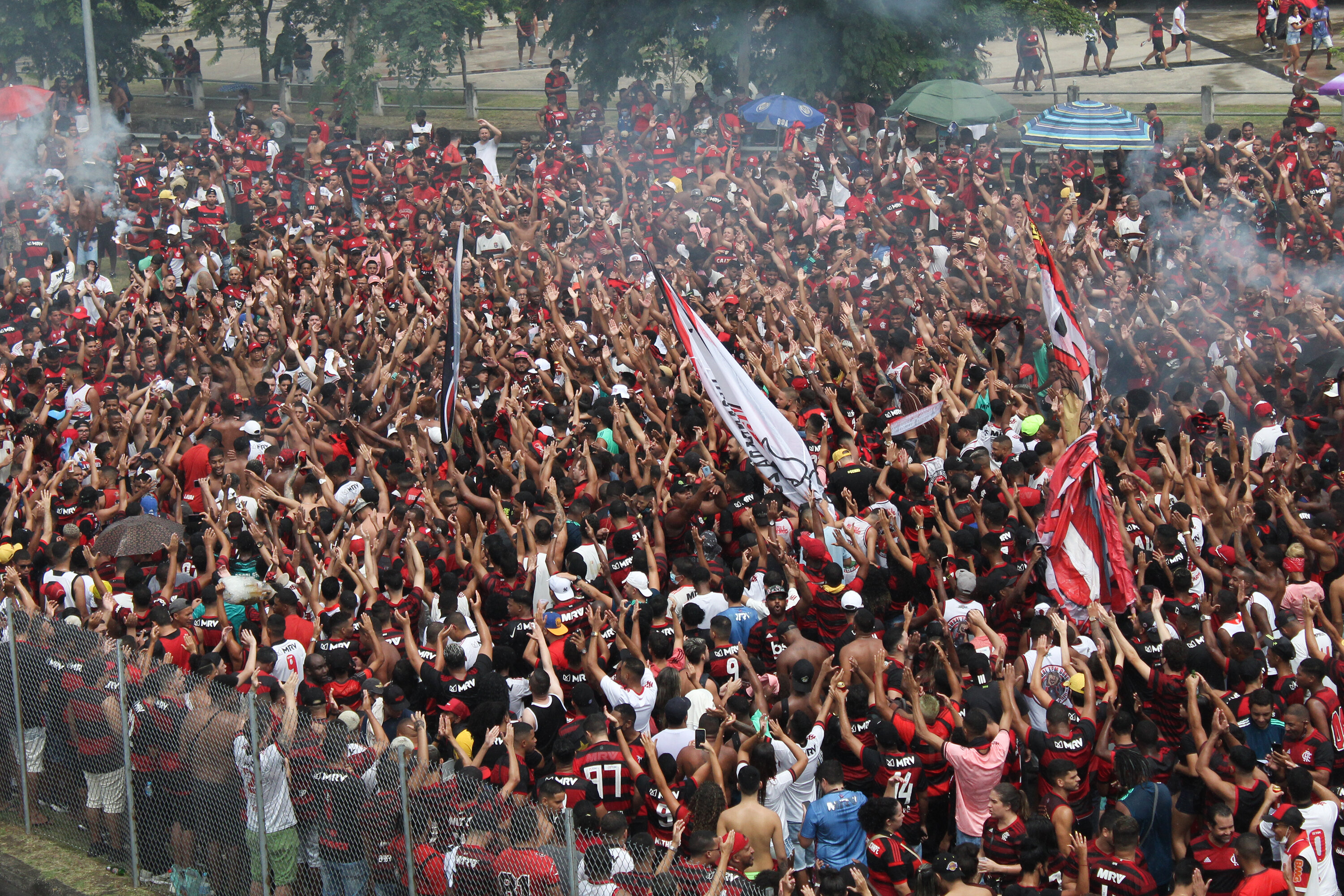 Torcedores do Flamengo se aglomeram no entorno do Maracanã