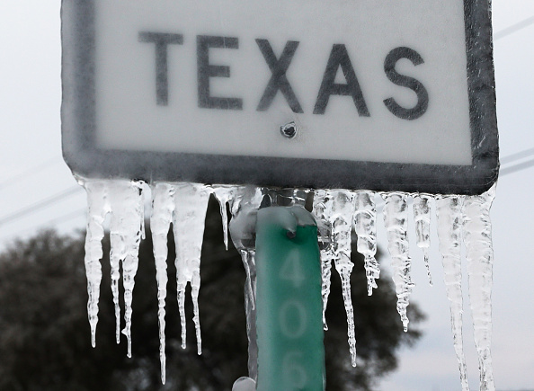 Água congelada em placa no Texas, 18 de fevereiro de 2021 / Foto: Joe Raedle / Getty Images