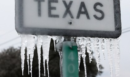 Água congelada em placa no Texas, 18 de fevereiro de 2021