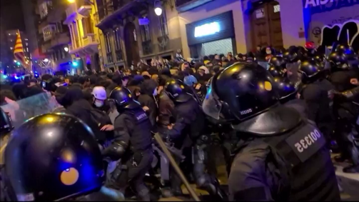 Manifestantes e policiais entraram em confronto em Barcelona
