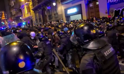 Manifestantes e policiais entraram em confronto em Barcelona