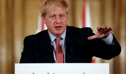 Boris Johnson apresenta melhora, mas segue na UTI, diz ministro britânico
