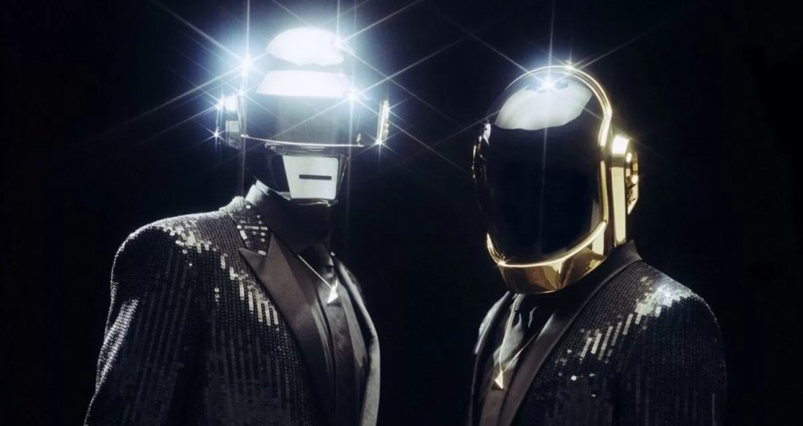 A dupla Daft Punk, conhecida por usar capacetes a todo momento / Foto: Divulgação/Columbia Records