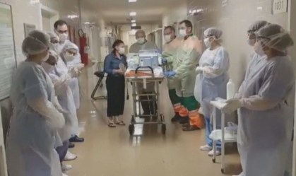 Bebê de 10 meses é curada do coronavírus e recebe alta após 16 dias em hospital