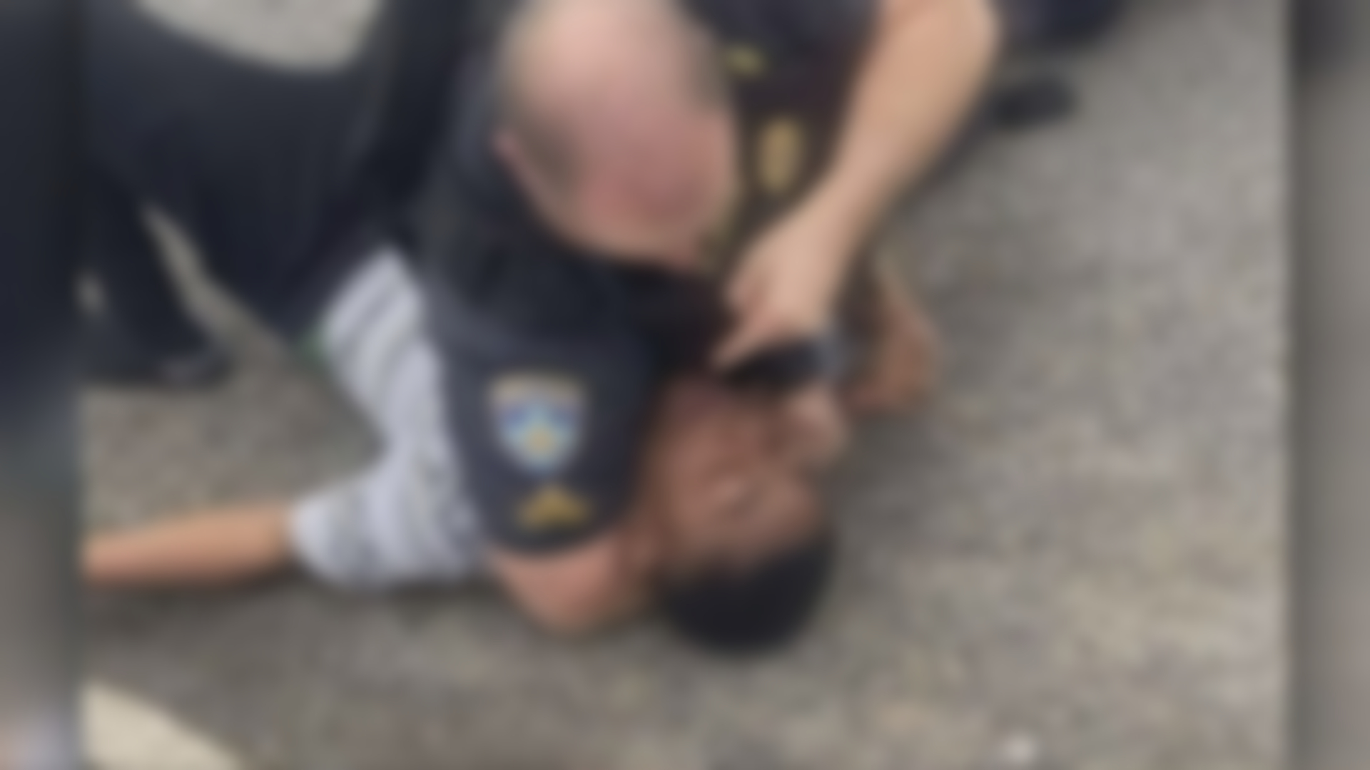 Policial é investigado por imobilizar pescoço de adolescente nos EUA