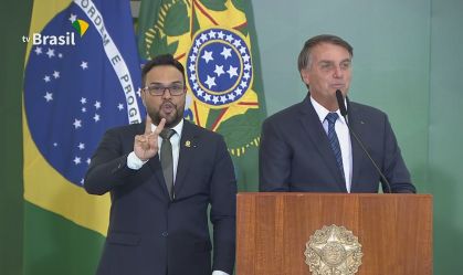 Bolsonaro tenta minimizar crise na Petrobras e elogia Guedes