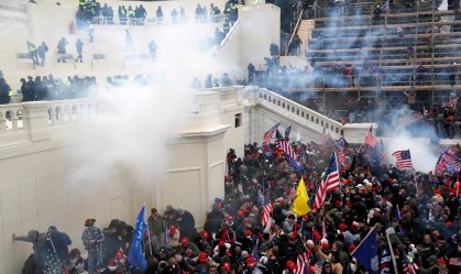 FBI investiga conversas entre deputados e manifestantes que invadiram Capitólio