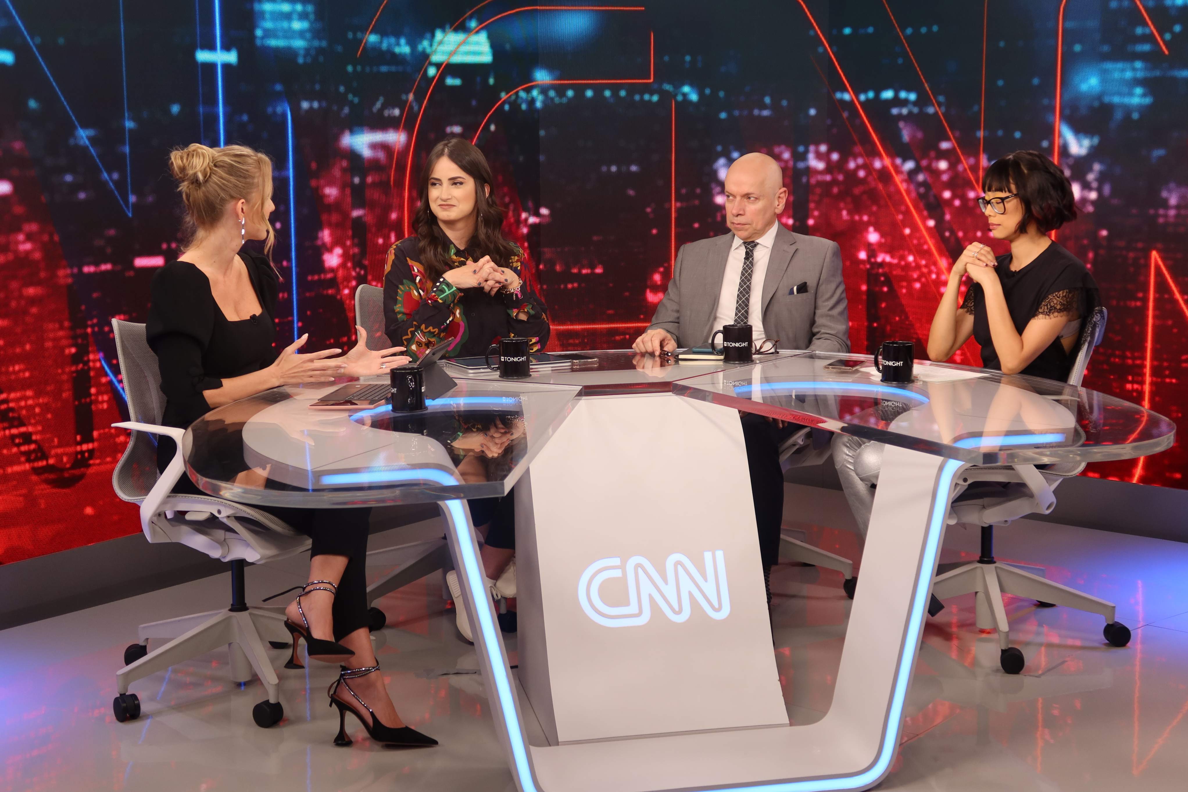 CNN Tonight,  apresentado por Mari Palma, Gabriela Prioli e Leandro Karnal