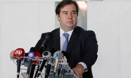 Maia questiona cálculo e diz que Guedes 'vende como quer' ajuda aos estados