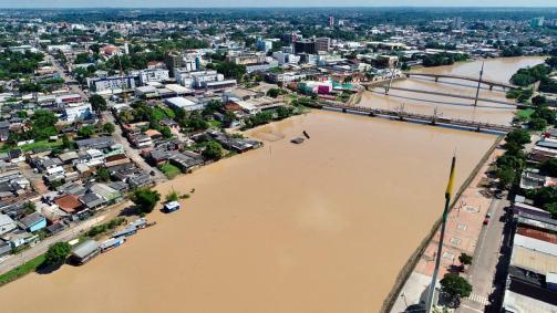 População do Acre foi atingida por enchentes, pela Covid-19 e arboviroses, como