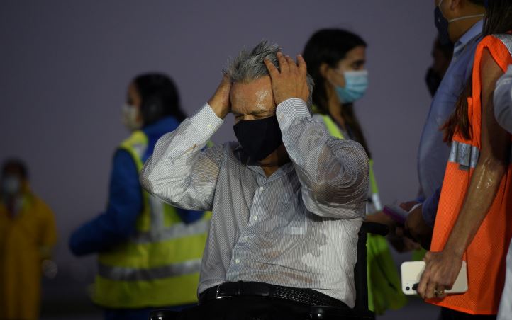 Presidente do Equador, Lenin Moreno, reage na chuva em Guayaquil, em janeiro de 