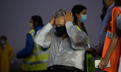 Presidente do Equador, Lenin Moreno, reage na chuva em Guayaquil, em janeiro de 