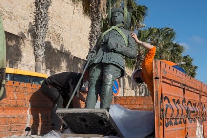 Estátua do ex-ditador espanhol Francisco Franco é retirada em Melilla