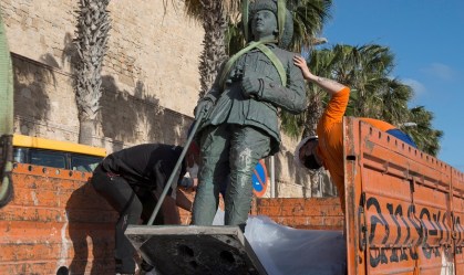 Em dia histórico, Espanha remove última estátua do ditador Franco