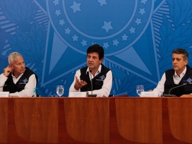 O ministro da Saúde, Luiz Henrique Mandetta, entre João Gabbardo e Roberto Dias