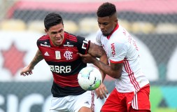 Pedro, do Flamengo, disputa a bola com Lucas Ribeiro, do Internacional