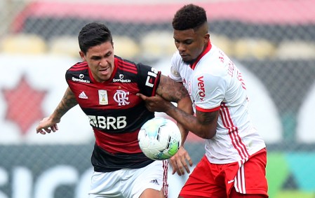 Pedro, do Flamengo, disputa a bola com Lucas Ribeiro, do Internacional
