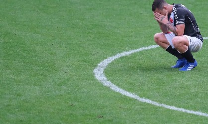  Bruno Gomes, jogador do Vasco, lamenta empate