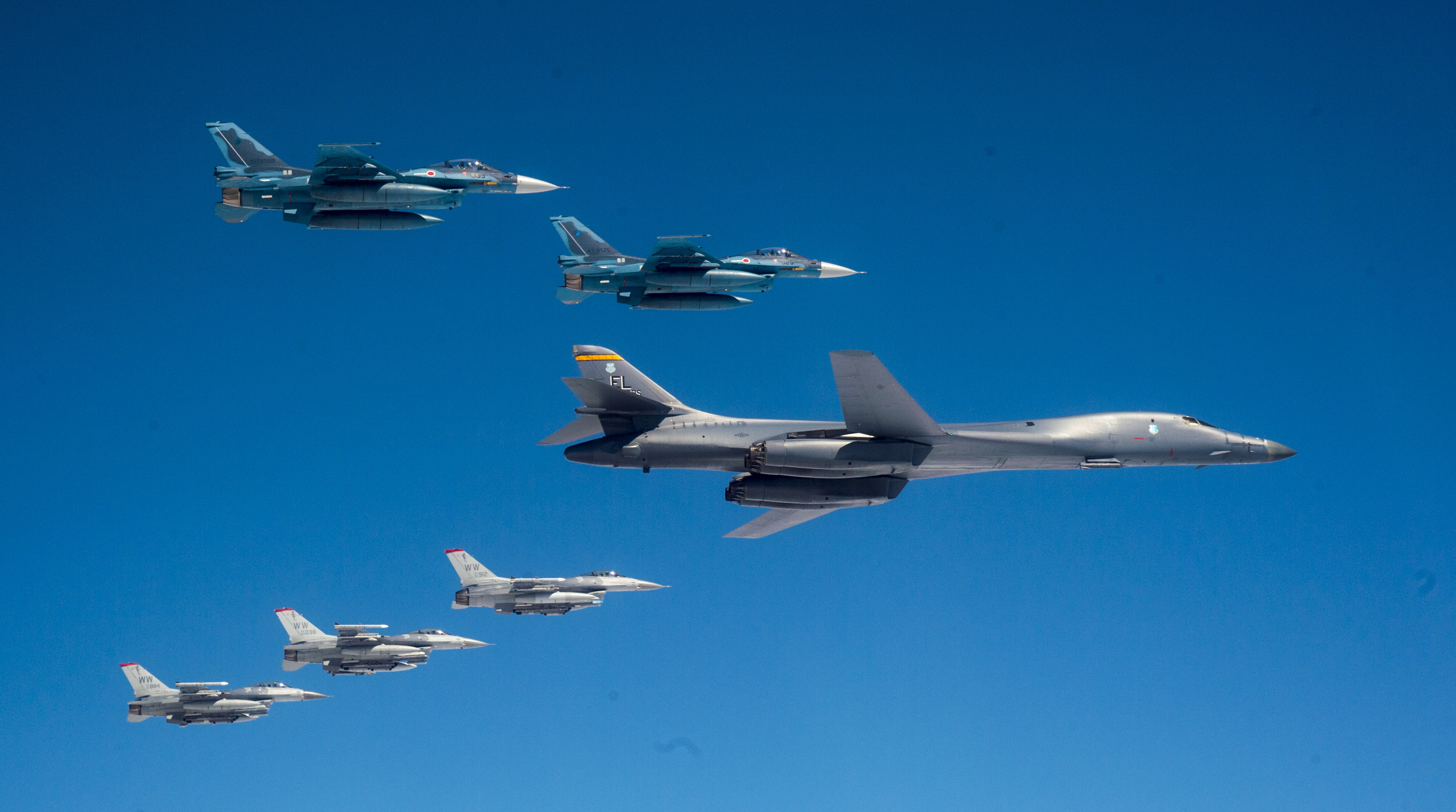 Jatos de EUA e do Japão participam de exercício militar conjunto