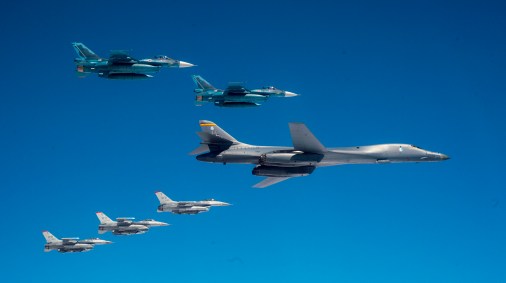 Jatos de EUA e do Japão participam de exercício militar conjunto