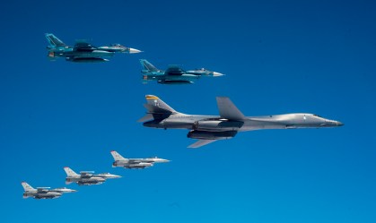 Jatos de EUA e do Japão participam de exercício militar conjunto