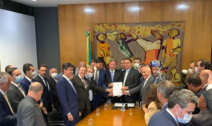 Presidente Bolsonaro se reúne com membros do governo e lideranças do Congresso p