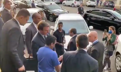 Bolsonaro volta a romper isolamento e abraça apoiadores em padaria