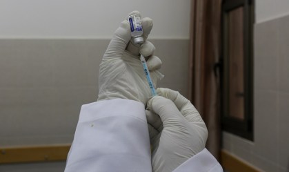 Profissional de saúde prepara dose de vacina contra o coronavírus