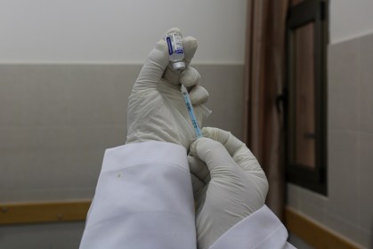 Profissional de saúde prepara dose de vacina contra o coronavírus