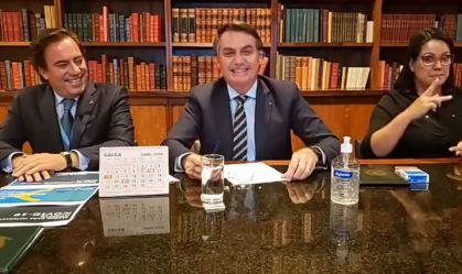 Em live, Bolsonaro ri e não comenta conversa entre Onyx e Terra sobre Mandetta