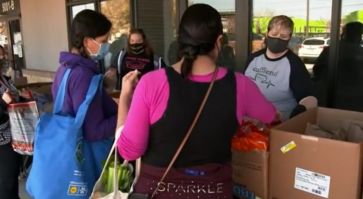 Donas de padaria doam alimentos para famílias atingidas pela tempestade no Texas