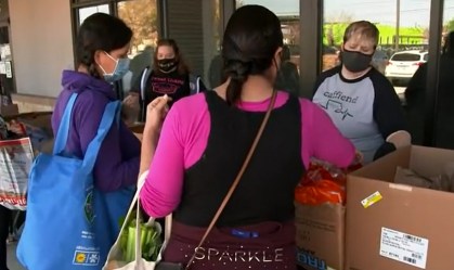 Donas de padaria doam alimentos para famílias atingidas pela tempestade no Texas