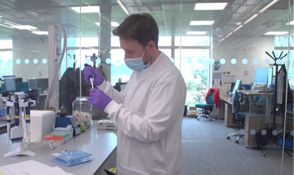 Cientista faz estudos de vacinas contra as novas cepas do coronavírus