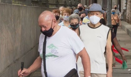 Retorno da vacinação no RJ: Idosos se aglomeram em fila com medo de faltar dose